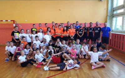 Relacja z pokazowego meczu piłki ręcznej Reprezentacja SP8 vs SPR Tarnów i zawodów sportowych dla IV klas SP8