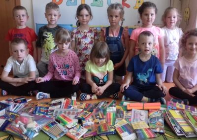 Wolontariusze postanowili umilić Dzień Dziecka przedszkolakom ze Słonecznego Przedszkola Publicznego w Woli Rzędzińskiej