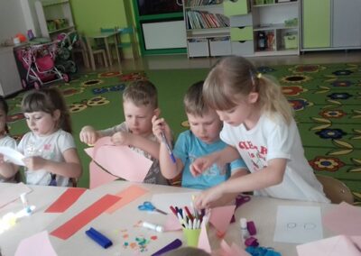 Wolontariusze postanowili umilić Dzień Dziecka przedszkolakom ze Słonecznego Przedszkola Publicznego w Woli Rzędzińskiej