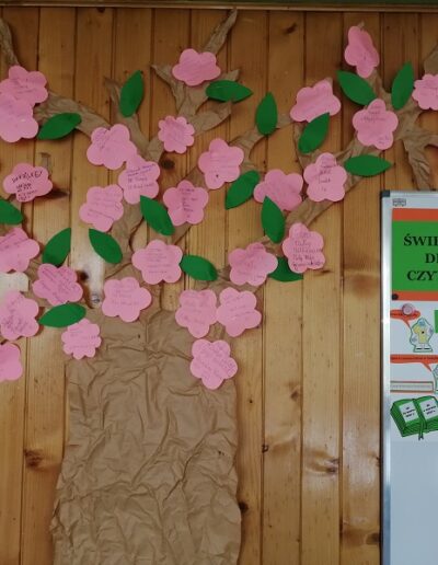 Świetlicowe drzewo czytelnicze – pod taką nazwą ogłoszono wiosenną edycję konkursu czytelniczego, którego celem było propagowanie idei czytelnictwa wśród dzieci z klas 1-3 uczęszczających do świetlicy szkolnej.