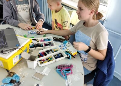 Uczniowie klasy 6c budowali i programowali roboty Lego Spike