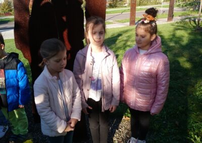 Uczniowie klasy II c odwiedzili miejsce pamięci narodowej – Aleję Dębów Katyńskich