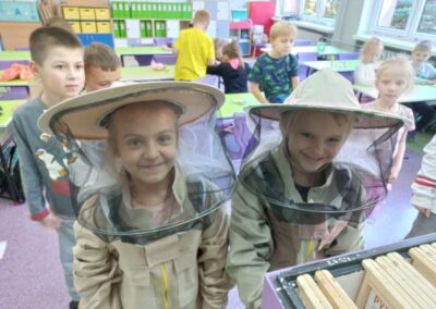 Uczniowie klasy 1c wzięli udział w warsztatach pszczelarskich organizowanych przez Koło Pszczelarzy w Skrzyszowie