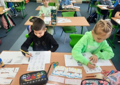 Uczniowie klasy 2b otrzymali kolejną odznakę projektu matematycznego. Tym razem realizowali moduł Matematyka w muzyce.