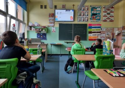 Uczniowie klasy 2b otrzymali kolejną odznakę projektu matematycznego. Tym razem realizowali moduł Matematyka w muzyce.