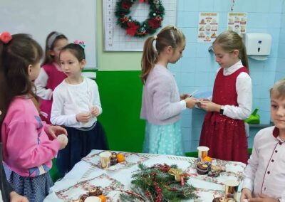 Nawiązując do zrealizowanego projektu „Poznajmy się” uczniowie klasy 3c oraz Oddziału Przygotowawczego w dniu 22 grudnia wspólnie kultywowali tradycje bożonarodzeniowe uczestnicząc w integracyjnym spotkaniu wigilijnym.