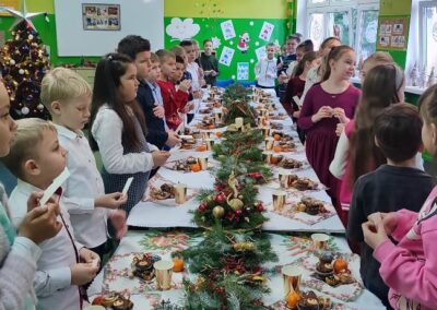 Nawiązując do zrealizowanego projektu „Poznajmy się” uczniowie klasy 3c oraz Oddziału Przygotowawczego w dniu 22 grudnia wspólnie kultywowali tradycje bożonarodzeniowe uczestnicząc w integracyjnym spotkaniu wigilijnym.