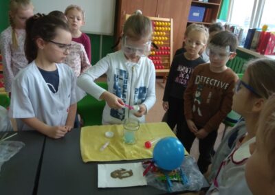 Podczas zajęć uczniowie mieli okazję sprawdzić między innymi, czy magnesy przyciągają wszystko, czy można zasymulować wybuch wulkanu, wykonać barwny wir na mleku, napompować balon za pomocą octu i sody, wyhodować samodzielnie fasolę.