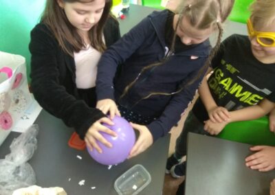 Podczas zajęć uczniowie mieli okazję sprawdzić między innymi, czy magnesy przyciągają wszystko, czy można zasymulować wybuch wulkanu, wykonać barwny wir na mleku, napompować balon za pomocą octu i sody, wyhodować samodzielnie fasolę.