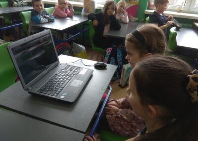 Uczniowie przy laptopie