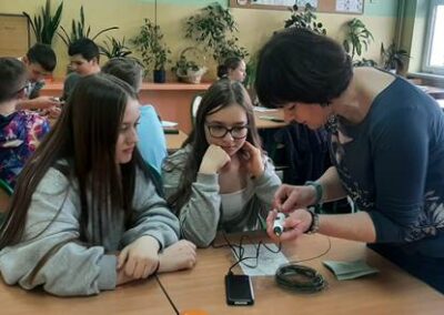 W związku z Światowym Dniem Wody w klasie 7 b odbyła się ciekawa lekcja – połączenie biologii i geografii.