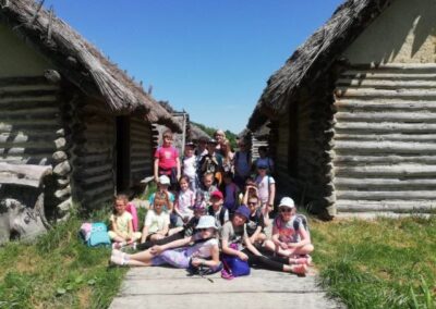 Uczniowie zwiedzili Skansen Archeologiczny Karpacka Troja