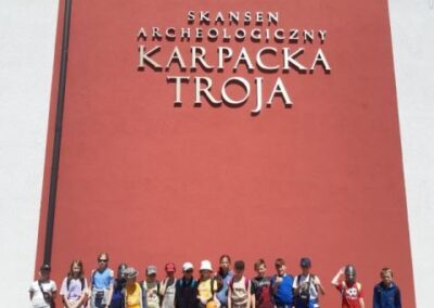 Uczniowie zwiedzili Skansen Archeologiczny Karpacka Troja