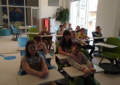 uczniowie w ławkach zajęcia programowania w PAKT