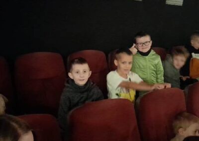 Dzieci w sali kinowej