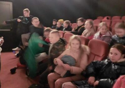 Dzieci w sali kinowej