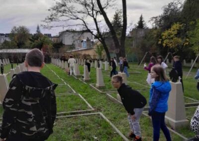 Uczniowie na cmentarzu wojskowym
