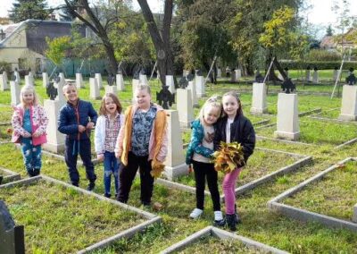 Uczniowie na cmentarzu wojskowym