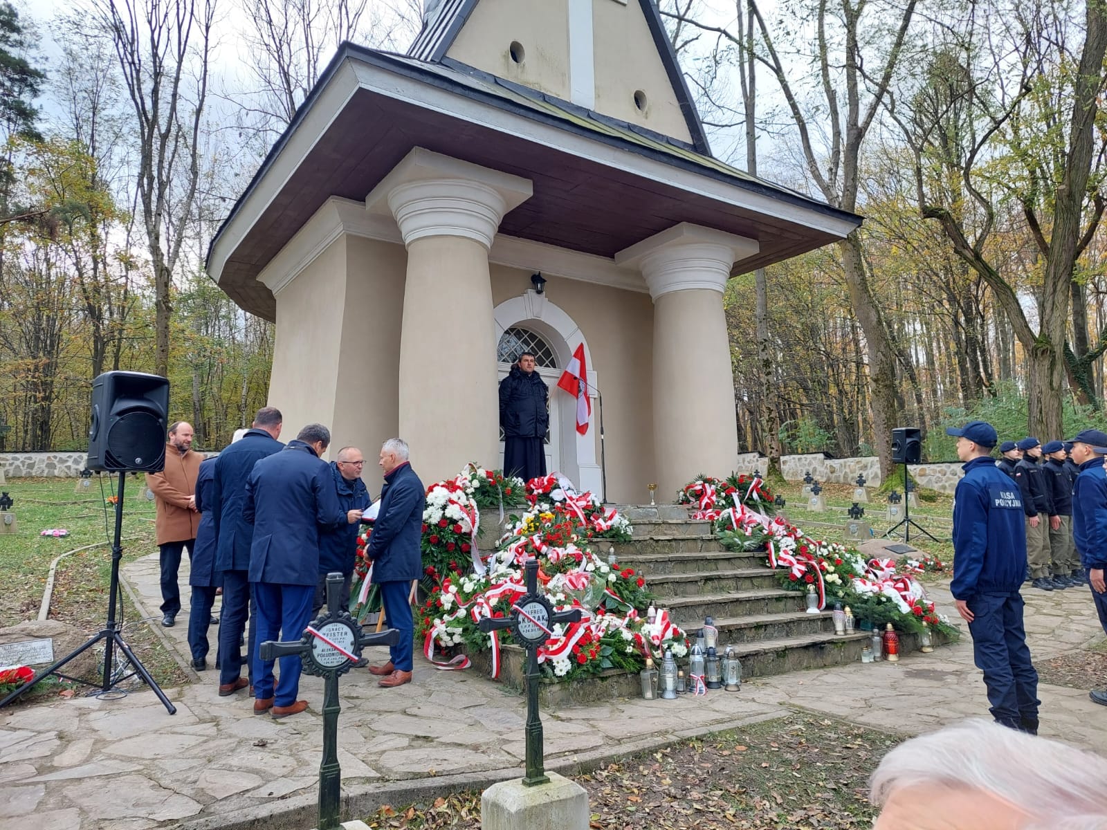 złaz patriotyczny wieńce kwiaty składane na grobach