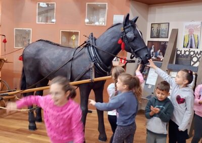 Uczniowie w muzeum drogownictwa ekspozycje zewnętrzne