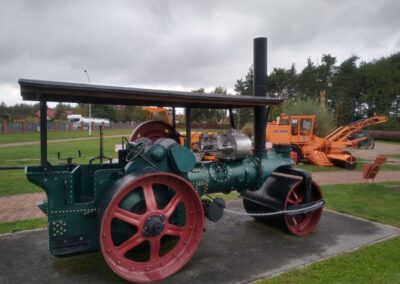 Uczniowie w muzeum drogownictwa ekspozycje zewnętrzne