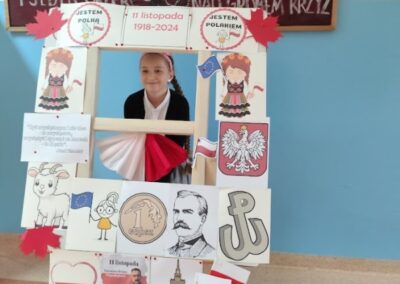 uczniowie w fotobudce z symbolami niepodległej Polski