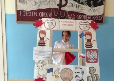 uczniowie w fotobudce z symbolami niepodległej Polski