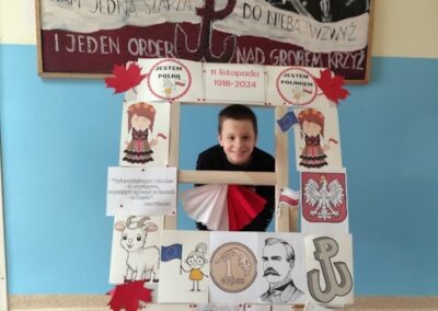 uczniowie w fotobudce z symbolami niepodległej Polski
