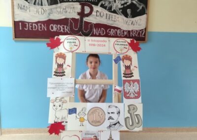 uczniowie w fotobudce z symbolami niepodległej Polski