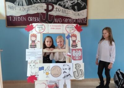 uczniowie w fotobudce z symbolami niepodległej Polski