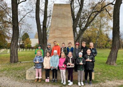 z okazji zbliżającego się Święta Zmarłych klasa 2c i 3c oddała hołd żołnierzom spoczywającym na cmentarzu wojennym nr 202