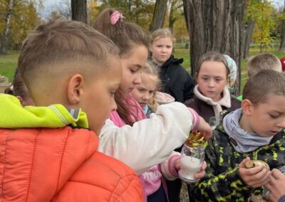 z okazji zbliżającego się Święta Zmarłych klasa 2c i 3c oddała hołd żołnierzom spoczywającym na cmentarzu wojennym nr 202