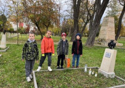 z okazji zbliżającego się Święta Zmarłych klasa 2c i 3c oddała hołd żołnierzom spoczywającym na cmentarzu wojennym nr 202