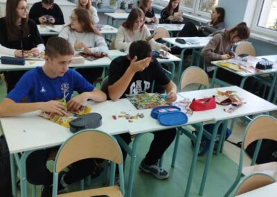uczniowie klasy 7 wykonują plakat piramidę zdrowego żywienia