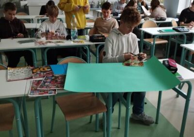 uczniowie klasy 7 wykonują plakat piramidę zdrowego żywienia