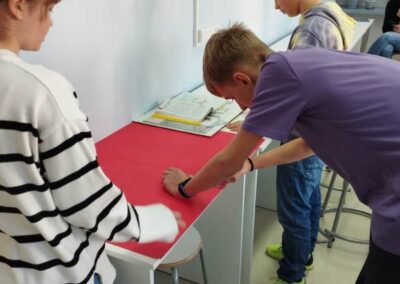 uczniowie klasy 7 wykonują plakat piramidę zdrowego żywienia