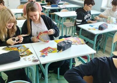 uczniowie klasy 7 wykonują plakat piramidę zdrowego żywienia