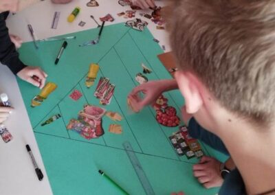 uczniowie klasy 7 wykonują plakat piramidę zdrowego żywienia