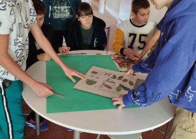 uczniowie klasy 7 wykonują plakat piramidę zdrowego żywienia