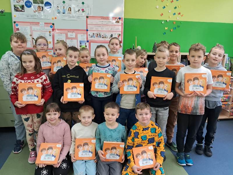 Klasa 2c z książeczkami ABC Empatii