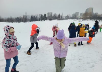 zabawy na śniegu śniezkami