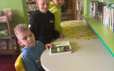 Klasa 2a na lekcji w bibliotece – baśniowy świat gier planszowych