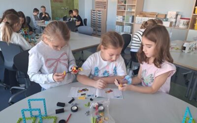 Uczniowie klasy 2b w Laboratoria Przyszłości