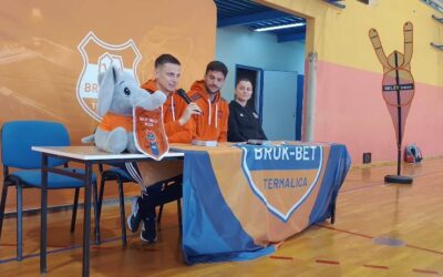 Piłkarskie emocje w&nbsp;naszej szkole! Zawodnicy Bruk‑Bet Termalica Nieciecza odwiedzili uczniów klas 1–3