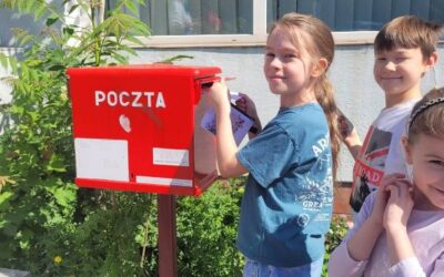 Uczniowie klasy 2A odwiedzili placówkę Poczty Polskiej