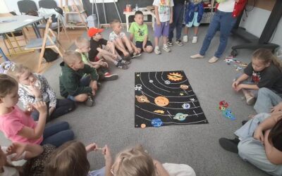 2b na&nbsp;warsztatach o&nbsp;Mikołaju Koperniku w&nbsp;bibliotece pedagogicznej