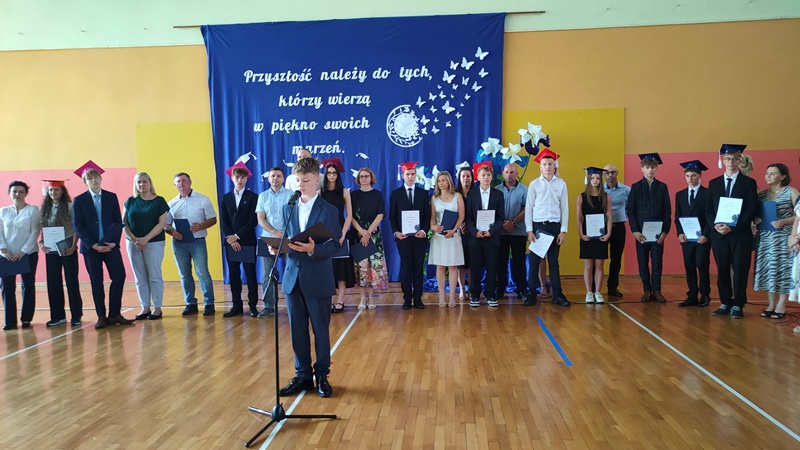 uczniowie na apelu w szergu